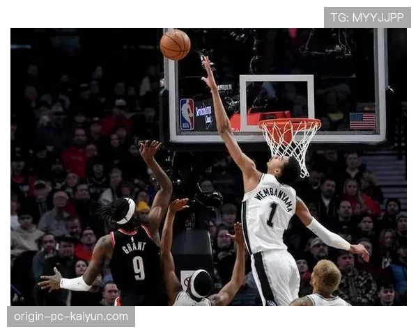 文班亚马成为历史上首位在季后赛首轮前四场均贡献 15+ 篮板与 3+ 盖帽的新秀。